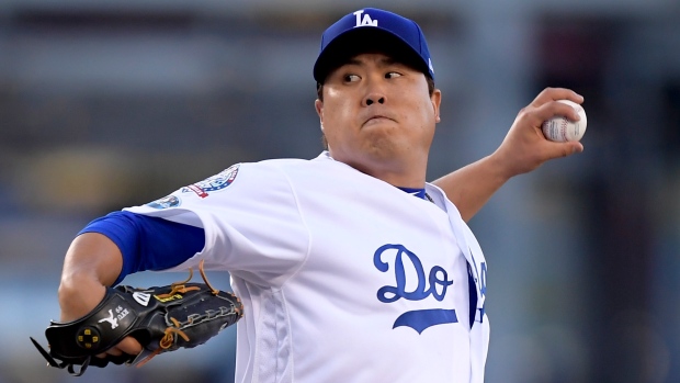 Korean pitcher Ryu accepts Dodgers' qualifying offer