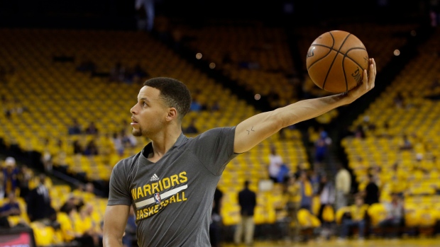 Curry to have MRI Monday on his sprained his right knee