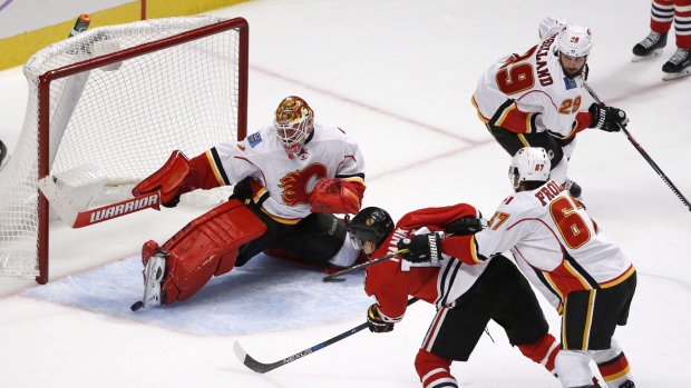 Kane helps Blackhawks beat Flames