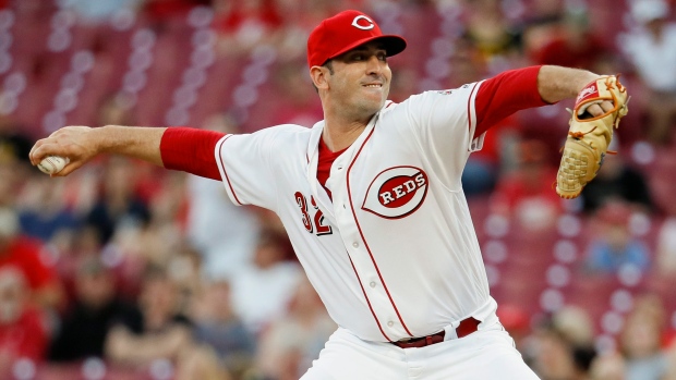 Votto homers in record 6th game in row as Reds beat Cubs 7-4