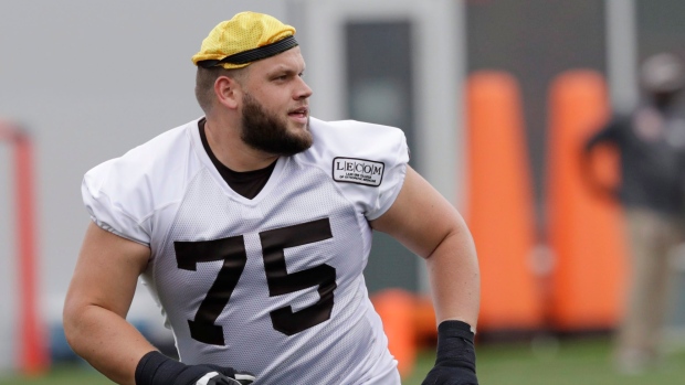 Cleveland Browns: How is Joel Bitonio performing at left tackle?