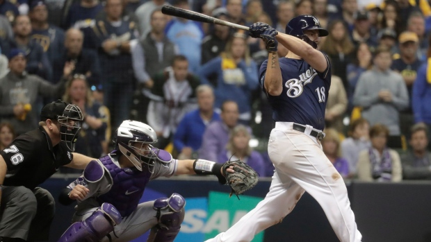 Mike Moustakas scores Christian Yelich in 10th, Brewers top