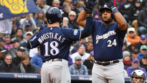 Moustakas helps Brewers reach NLCS 