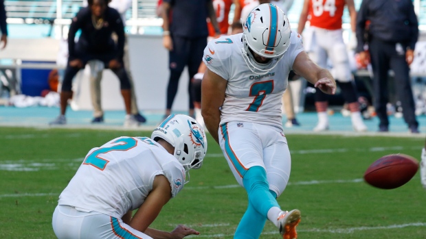 Dolphins kicker Sanders signs $22 million deal through 2026