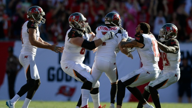 Buccaneers' Vita Vea sets the new NFL record for biggest man to score a  touchdown - Article - Bardown