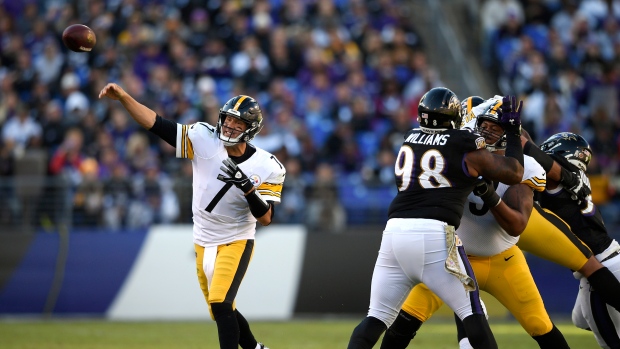 Ben Roethlisberger gets a home salute after helping the Steelers