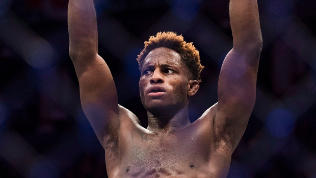 Canadian Hakeem Dawodu will face American Shane Burgos at UFC 257