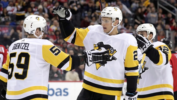Crosby, Rust score as Penguins defeat Devils 4-2