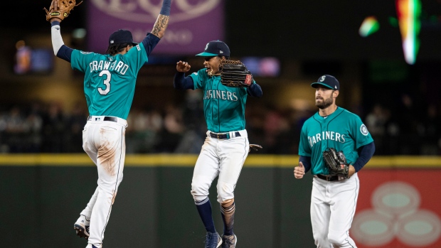 Kyle Lewis homers, Mariners hand Rangers 10th straight road loss 3