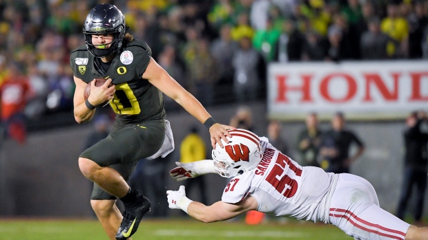 Former Oregon Ducks QB Justin Herbert earns prestigious academic honor