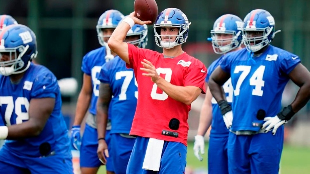 Daniel Jones practices as Giants prepare for the Packers