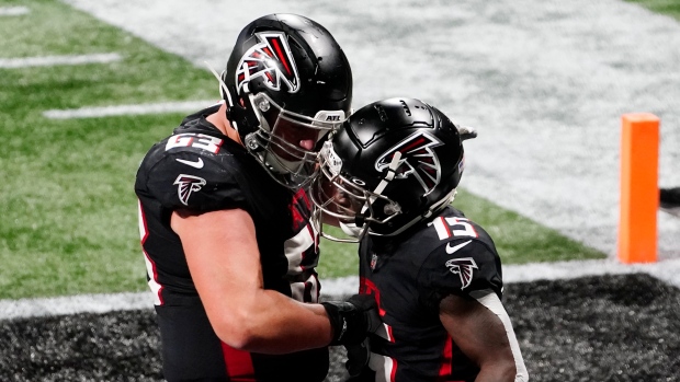 Jones returns pick for TD, Falcons rout Carr, Raiders 43-6 - The