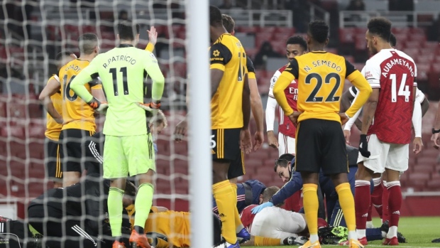 Arsenal, Wolves players stand over David Luiz and Raul Jimenez