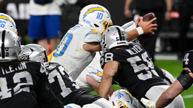 Raiders lose QB Derek Carr, fall in overtime to Chargers