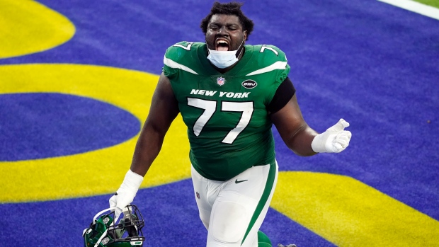 Jets' Mekhi Becton gets first reps of camp at right tackle