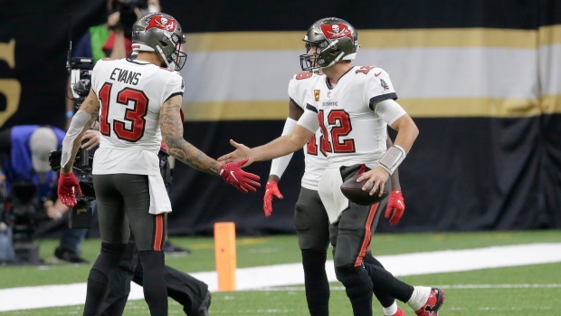 Tom Brady throws for 2 TDs in final 3 minutes to lift Buccaneers over Saints