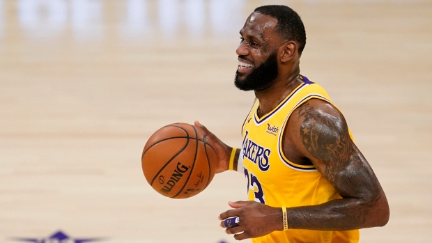 LeBron James scores 33 points as Lakers roll past Thunder