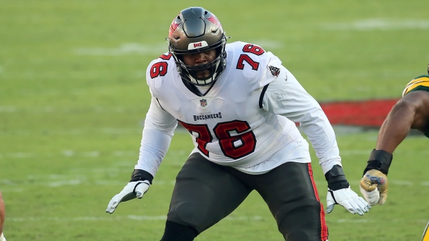 The Chiefs signed former Buccaneers' LT Donovan Smith to a 1-year