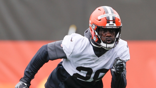 Cleveland Browns LB Jeremiah Owusu-Koramoah participates in team drills