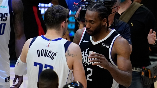 Mavs rookie Luka Doncic gives young fan his jersey after running