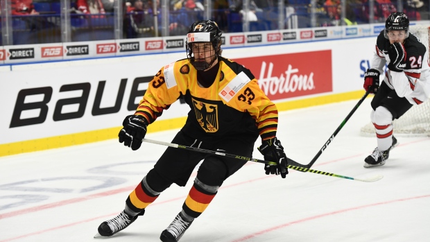 Blackhawks take Lukas Reichel in first round of the NHL Draft