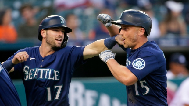 Kyle Seager hit a Rangers fan in the beans with his game-winning home run 