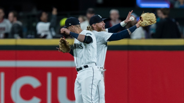 Mitch Haniger forced to leave Mariners game after fouling a ball off his  knee