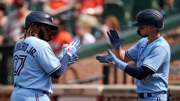 Blue Jays rally from 5 down to snap Yankees' 9-game win streak