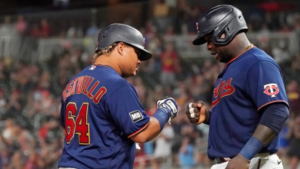 Willians Astudillo: Twins catcher scores from first (video