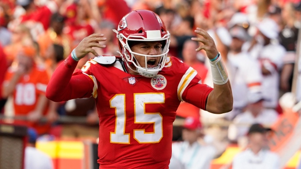 After losing Mahomes, Chiefs and Henne hold off Browns 22-17