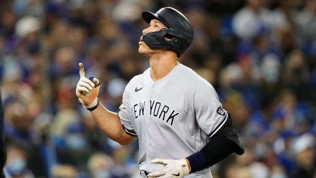 Yankees' Giancarlo Stanton exits game against Blue Jays with knee