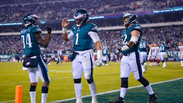 Jalen Hurts throws 3 TD passes, runs for another as Eagles beat Titans