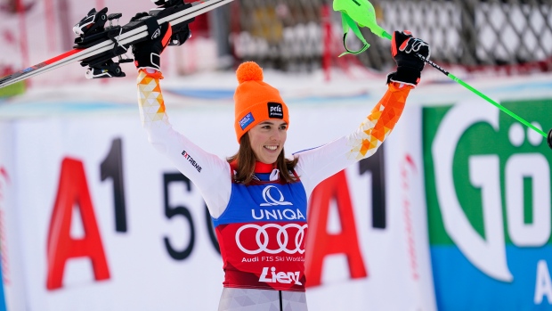 Shiffrin takes World Cup slalom title, must wait for record - Los Angeles  Times