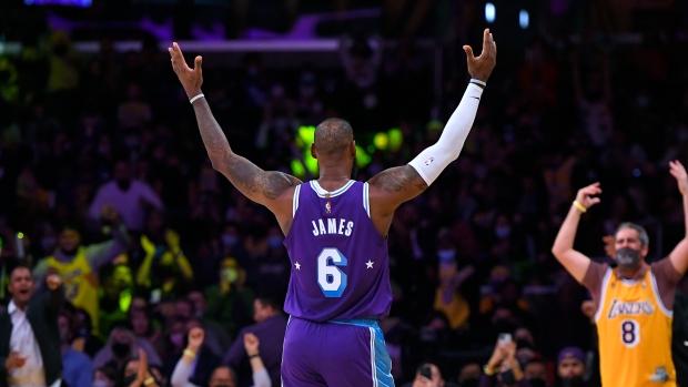 James scores season-high 43, Lakers beat Trail Blazers