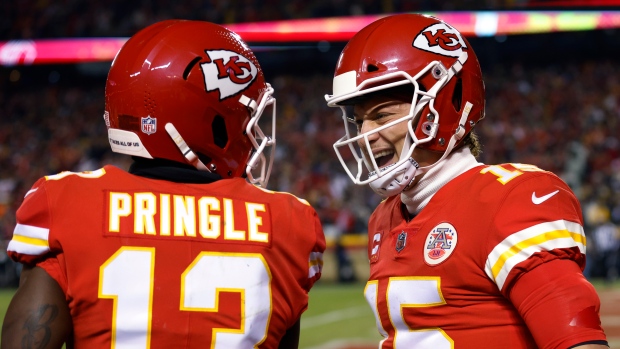 Patrick Mahomes leads Chiefs to 42-21 wild-card romp over Steelers – The  Denver Post