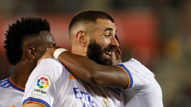 Benzema keeps on scoring, Madrid stays close to Barcelona