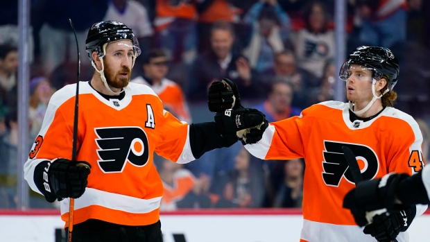 Hayes leads Flyers to win over Islanders