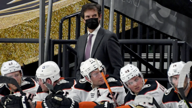 Los Anaheim Ducks obtienen la opción de Dallas Eakins para la temporada 2022-23