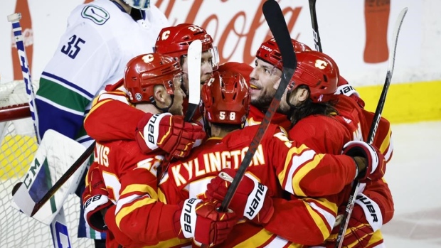 Elias Lindholm 40 Goals Calgary Flames Down Vancouver Canucks - TSN.ca