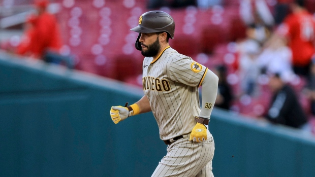 Hosmer's 1st HR of season in 8-run burst, Padres beat Reds