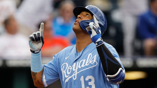 Kansas City Royals fans concerned as Salvador Perez forced from
