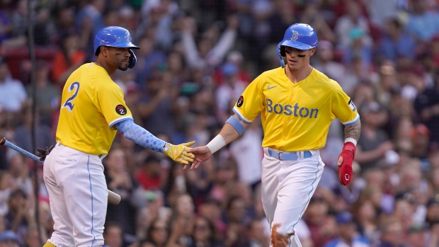 Boston's Manny Ramirez quizzes Australian man wearing Red Sox