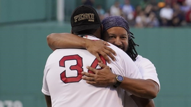 David Ortiz hugs Manny Ramirez