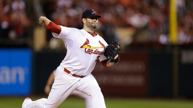 Cardinals agree to $11 million deal with Lance Lynn that includes