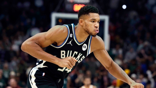 Giannis Antetokounmpo Milwaukee Bucks Remain Undefeated Atlanta Hawks ...