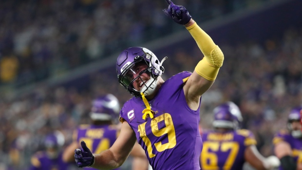 Panthers agree to terms with Adam Thielen