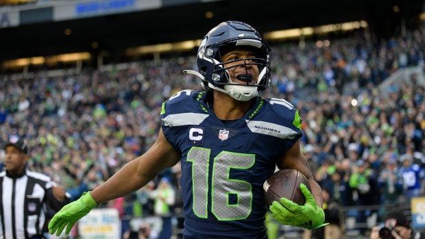 Lockett breaks bone in hand as Seahawks battered by Niners