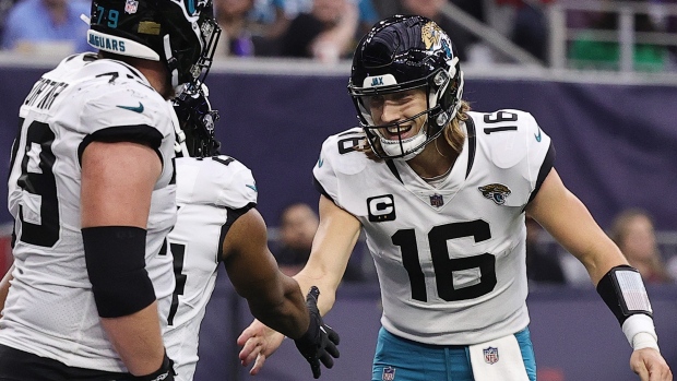 Trevor Lawrence, Travis Etienne provide 1-2 punch in Jaguars