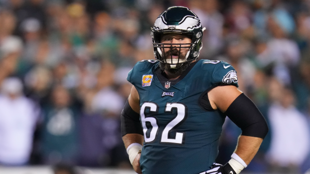 Jason Kelce signs one-year extension with Eagles, becoming highest