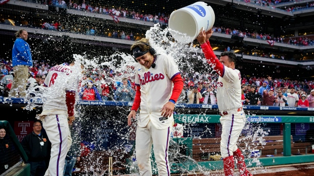 Stott caps 3-run 9th with RBI single, Phillies top Reds 3-2